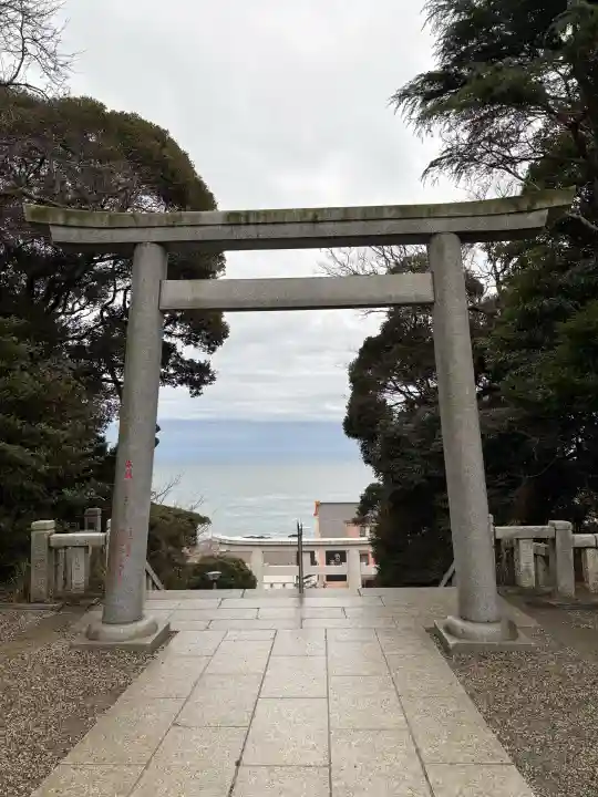 大洗磯前神社の{uncategorized: "未分類", other: "その他", undefined: "問題あり", building: "その他建物", grave: "お墓", sacred_gate: "鳥居", guardian: "狛犬", statue: "像", buddha: "仏像", history: "歴史", nature: "自然", garden: "庭園", animal: "動物", pagoda: "塔", temizu: "手水舎", mountain_gate: "山門・神門", sanctuary: "本殿・本堂", subordinate: "末社・摂社", art: "芸術", scenery: "景色", jizo: "地蔵", ema: "絵馬", goshuin: "御朱印", omikuji: "おみくじ", items: "授与品その他", amulet: "お守り", goshuincho: "御朱印帳", eats: "食事", festival: "お祭り", votive_dance: "神楽", shichigosan: "七五三参", wedding: "結婚式", experience: "体験その他", initially: "初詣", around: "周辺", anti_infection: "感染症対策"}
