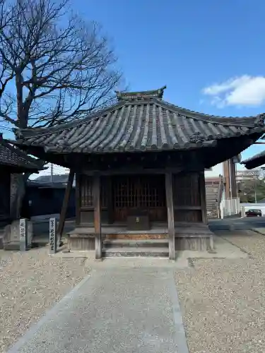 笠覆寺 (笠寺観音)の{uncategorized: "未分類", other: "その他", undefined: "問題あり", building: "その他建物", grave: "お墓", sacred_gate: "鳥居", guardian: "狛犬", statue: "像", buddha: "仏像", history: "歴史", nature: "自然", garden: "庭園", animal: "動物", pagoda: "塔", temizu: "手水舎", mountain_gate: "山門・神門", sanctuary: "本殿・本堂", subordinate: "末社・摂社", art: "芸術", scenery: "景色", jizo: "地蔵", ema: "絵馬", goshuin: "御朱印", omikuji: "おみくじ", items: "授与品その他", amulet: "お守り", goshuincho: "御朱印帳", eats: "食事", festival: "お祭り", votive_dance: "神楽", shichigosan: "七五三参", wedding: "結婚式", experience: "体験その他", initially: "初詣", around: "周辺", anti_infection: "感染症対策"}