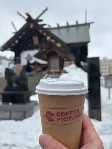 札幌諏訪神社の{uncategorized: "未分類", other: "その他", undefined: "問題あり", building: "その他建物", grave: "お墓", sacred_gate: "鳥居", guardian: "狛犬", statue: "像", buddha: "仏像", history: "歴史", nature: "自然", garden: "庭園", animal: "動物", pagoda: "塔", temizu: "手水舎", mountain_gate: "山門・神門", sanctuary: "本殿・本堂", subordinate: "末社・摂社", art: "芸術", scenery: "景色", jizo: "地蔵", ema: "絵馬", goshuin: "御朱印", omikuji: "おみくじ", items: "授与品その他", amulet: "お守り", goshuincho: "御朱印帳", eats: "食事", festival: "お祭り", votive_dance: "神楽", shichigosan: "七五三参", wedding: "結婚式", experience: "体験その他", initially: "初詣", around: "周辺", anti_infection: "感染症対策"}