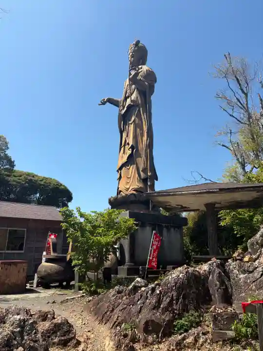 舘山寺の{uncategorized: "未分類", other: "その他", undefined: "問題あり", building: "その他建物", grave: "お墓", sacred_gate: "鳥居", guardian: "狛犬", statue: "像", buddha: "仏像", history: "歴史", nature: "自然", garden: "庭園", animal: "動物", pagoda: "塔", temizu: "手水舎", mountain_gate: "山門・神門", sanctuary: "本殿・本堂", subordinate: "末社・摂社", art: "芸術", scenery: "景色", jizo: "地蔵", ema: "絵馬", goshuin: "御朱印", omikuji: "おみくじ", items: "授与品その他", amulet: "お守り", goshuincho: "御朱印帳", eats: "食事", festival: "お祭り", votive_dance: "神楽", shichigosan: "七五三参", wedding: "結婚式", experience: "体験その他", initially: "初詣", around: "周辺", anti_infection: "感染症対策"}