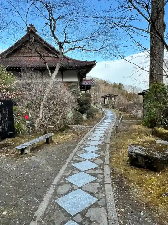 秩父札所三十二番 法性寺の{uncategorized: "未分類", other: "その他", undefined: "問題あり", building: "その他建物", grave: "お墓", sacred_gate: "鳥居", guardian: "狛犬", statue: "像", buddha: "仏像", history: "歴史", nature: "自然", garden: "庭園", animal: "動物", pagoda: "塔", temizu: "手水舎", mountain_gate: "山門・神門", sanctuary: "本殿・本堂", subordinate: "末社・摂社", art: "芸術", scenery: "景色", jizo: "地蔵", ema: "絵馬", goshuin: "御朱印", omikuji: "おみくじ", items: "授与品その他", amulet: "お守り", goshuincho: "御朱印帳", eats: "食事", festival: "お祭り", votive_dance: "神楽", shichigosan: "七五三参", wedding: "結婚式", experience: "体験その他", initially: "初詣", around: "周辺", anti_infection: "感染症対策"}