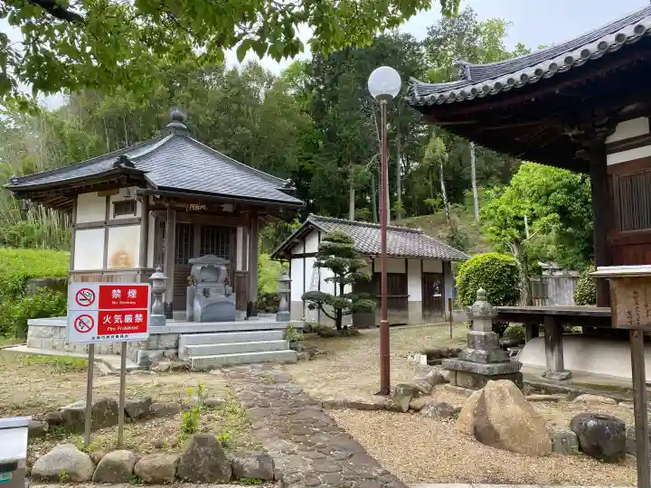 寶幢寺の{uncategorized: "未分類", other: "その他", undefined: "問題あり", building: "その他建物", grave: "お墓", sacred_gate: "鳥居", guardian: "狛犬", statue: "像", buddha: "仏像", history: "歴史", nature: "自然", garden: "庭園", animal: "動物", pagoda: "塔", temizu: "手水舎", mountain_gate: "山門・神門", sanctuary: "本殿・本堂", subordinate: "末社・摂社", art: "芸術", scenery: "景色", jizo: "地蔵", ema: "絵馬", goshuin: "御朱印", omikuji: "おみくじ", items: "授与品その他", amulet: "お守り", goshuincho: "御朱印帳", eats: "食事", festival: "お祭り", votive_dance: "神楽", shichigosan: "七五三参", wedding: "結婚式", experience: "体験その他", initially: "初詣", around: "周辺", anti_infection: "感染症対策"}