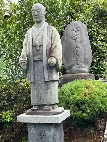 横浜御嶽神社の像