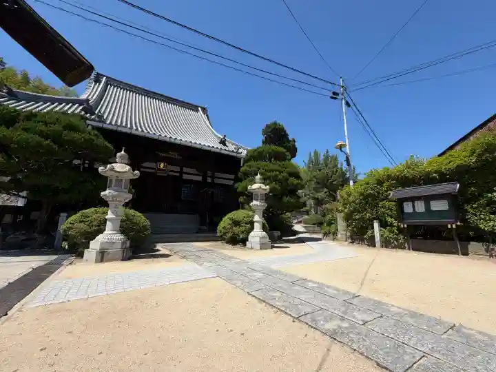 光明寺の{uncategorized: "未分類", other: "その他", undefined: "問題あり", building: "その他建物", grave: "お墓", sacred_gate: "鳥居", guardian: "狛犬", statue: "像", buddha: "仏像", history: "歴史", nature: "自然", garden: "庭園", animal: "動物", pagoda: "塔", temizu: "手水舎", mountain_gate: "山門・神門", sanctuary: "本殿・本堂", subordinate: "末社・摂社", art: "芸術", scenery: "景色", jizo: "地蔵", ema: "絵馬", goshuin: "御朱印", omikuji: "おみくじ", items: "授与品その他", amulet: "お守り", goshuincho: "御朱印帳", eats: "食事", festival: "お祭り", votive_dance: "神楽", shichigosan: "七五三参", wedding: "結婚式", experience: "体験その他", initially: "初詣", around: "周辺", anti_infection: "感染症対策"}