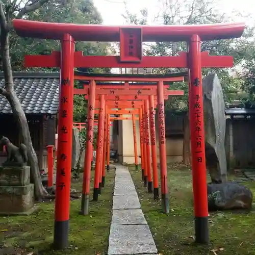 三囲神社の鳥居