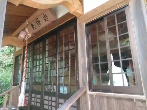 老僧岩の本殿・本堂