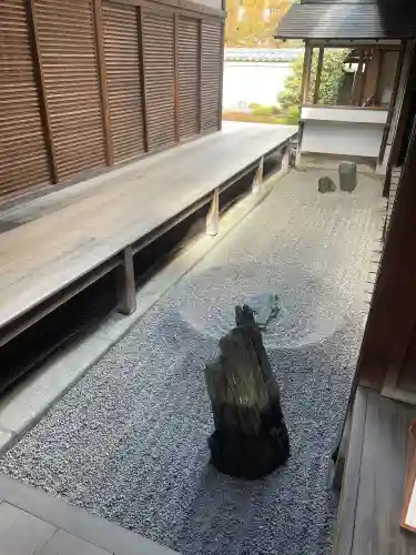 大徳寺の{uncategorized: "未分類", other: "その他", undefined: "問題あり", building: "その他建物", grave: "お墓", sacred_gate: "鳥居", guardian: "狛犬", statue: "像", buddha: "仏像", history: "歴史", nature: "自然", garden: "庭園", animal: "動物", pagoda: "塔", temizu: "手水舎", mountain_gate: "山門・神門", sanctuary: "本殿・本堂", subordinate: "末社・摂社", art: "芸術", scenery: "景色", jizo: "地蔵", ema: "絵馬", goshuin: "御朱印", omikuji: "おみくじ", items: "授与品その他", amulet: "お守り", goshuincho: "御朱印帳", eats: "食事", festival: "お祭り", votive_dance: "神楽", shichigosan: "七五三参", wedding: "結婚式", experience: "体験その他", initially: "初詣", around: "周辺", anti_infection: "感染症対策"}