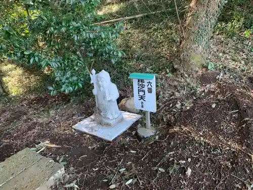 磐裂根裂神社の像