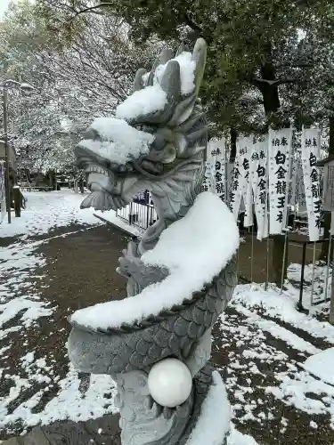 白金龍王社の{uncategorized: "未分類", other: "その他", undefined: "問題あり", building: "その他建物", grave: "お墓", sacred_gate: "鳥居", guardian: "狛犬", statue: "像", buddha: "仏像", history: "歴史", nature: "自然", garden: "庭園", animal: "動物", pagoda: "塔", temizu: "手水舎", mountain_gate: "山門・神門", sanctuary: "本殿・本堂", subordinate: "末社・摂社", art: "芸術", scenery: "景色", jizo: "地蔵", ema: "絵馬", goshuin: "御朱印", omikuji: "おみくじ", items: "授与品その他", amulet: "お守り", goshuincho: "御朱印帳", eats: "食事", festival: "お祭り", votive_dance: "神楽", shichigosan: "七五三参", wedding: "結婚式", experience: "体験その他", initially: "初詣", around: "周辺", anti_infection: "感染症対策"}