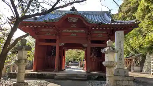 那古寺の山門