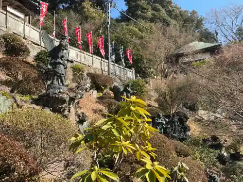 建長寺 半僧坊の{uncategorized: "未分類", other: "その他", undefined: "問題あり", building: "その他建物", grave: "お墓", sacred_gate: "鳥居", guardian: "狛犬", statue: "像", buddha: "仏像", history: "歴史", nature: "自然", garden: "庭園", animal: "動物", pagoda: "塔", temizu: "手水舎", mountain_gate: "山門・神門", sanctuary: "本殿・本堂", subordinate: "末社・摂社", art: "芸術", scenery: "景色", jizo: "地蔵", ema: "絵馬", goshuin: "御朱印", omikuji: "おみくじ", items: "授与品その他", amulet: "お守り", goshuincho: "御朱印帳", eats: "食事", festival: "お祭り", votive_dance: "神楽", shichigosan: "七五三参", wedding: "結婚式", experience: "体験その他", initially: "初詣", around: "周辺", anti_infection: "感染症対策"}