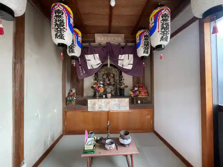 地蔵堂 (延命地蔵大菩薩)の{uncategorized: "未分類", other: "その他", undefined: "問題あり", building: "その他建物", grave: "お墓", sacred_gate: "鳥居", guardian: "狛犬", statue: "像", buddha: "仏像", history: "歴史", nature: "自然", garden: "庭園", animal: "動物", pagoda: "塔", temizu: "手水舎", mountain_gate: "山門・神門", sanctuary: "本殿・本堂", subordinate: "末社・摂社", art: "芸術", scenery: "景色", jizo: "地蔵", ema: "絵馬", goshuin: "御朱印", omikuji: "おみくじ", items: "授与品その他", amulet: "お守り", goshuincho: "御朱印帳", eats: "食事", festival: "お祭り", votive_dance: "神楽", shichigosan: "七五三参", wedding: "結婚式", experience: "体験その他", initially: "初詣", around: "周辺", anti_infection: "感染症対策"}