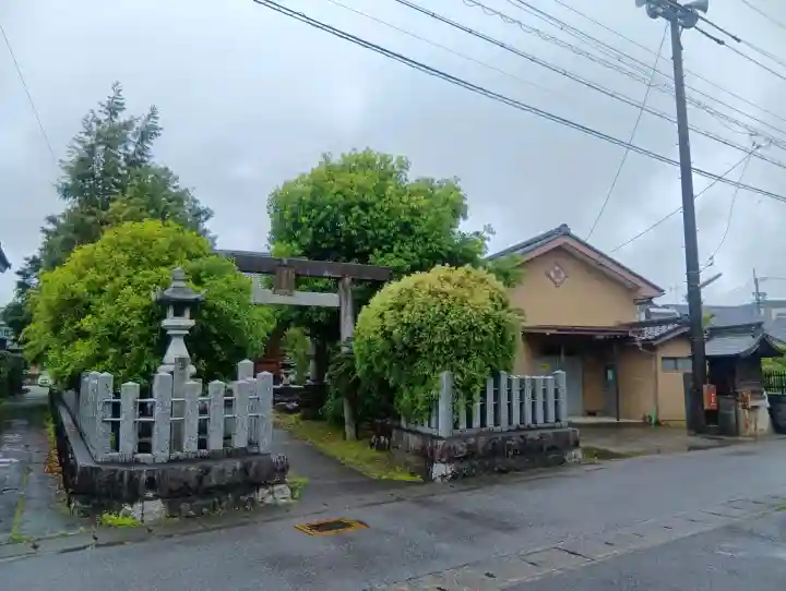 神明神社の{uncategorized: "未分類", other: "その他", undefined: "問題あり", building: "その他建物", grave: "お墓", sacred_gate: "鳥居", guardian: "狛犬", statue: "像", buddha: "仏像", history: "歴史", nature: "自然", garden: "庭園", animal: "動物", pagoda: "塔", temizu: "手水舎", mountain_gate: "山門・神門", sanctuary: "本殿・本堂", subordinate: "末社・摂社", art: "芸術", scenery: "景色", jizo: "地蔵", ema: "絵馬", goshuin: "御朱印", omikuji: "おみくじ", items: "授与品その他", amulet: "お守り", goshuincho: "御朱印帳", eats: "食事", festival: "お祭り", votive_dance: "神楽", shichigosan: "七五三参", wedding: "結婚式", experience: "体験その他", initially: "初詣", around: "周辺", anti_infection: "感染症対策"}