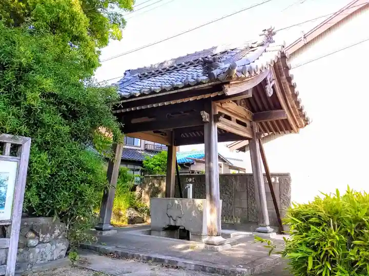 白山社の手水舎