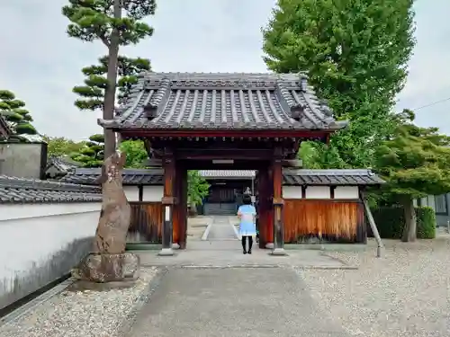 海上山 安養寺の山門