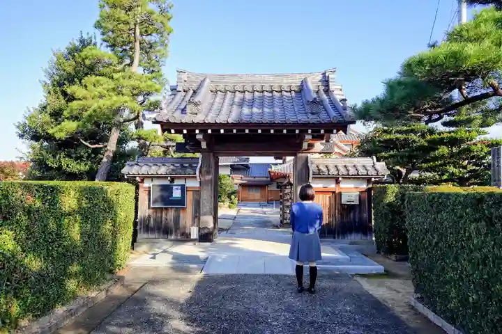 新光寺の山門・神門
