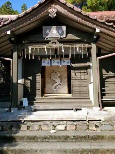 九頭竜大社の{uncategorized: "未分類", other: "その他", undefined: "問題あり", building: "その他建物", grave: "お墓", sacred_gate: "鳥居", guardian: "狛犬", statue: "像", buddha: "仏像", history: "歴史", nature: "自然", garden: "庭園", animal: "動物", pagoda: "塔", temizu: "手水舎", mountain_gate: "山門・神門", sanctuary: "本殿・本堂", subordinate: "末社・摂社", art: "芸術", scenery: "景色", jizo: "地蔵", ema: "絵馬", goshuin: "御朱印", omikuji: "おみくじ", items: "授与品その他", amulet: "お守り", goshuincho: "御朱印帳", eats: "食事", festival: "お祭り", votive_dance: "神楽", shichigosan: "七五三参", wedding: "結婚式", experience: "体験その他", initially: "初詣", around: "周辺", anti_infection: "感染症対策"}