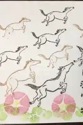 御前崎市の白羽海岸に4月下旬から6月に咲きほこるハマヒルガオ
白羽官牧の馬が砂浜を走っています。