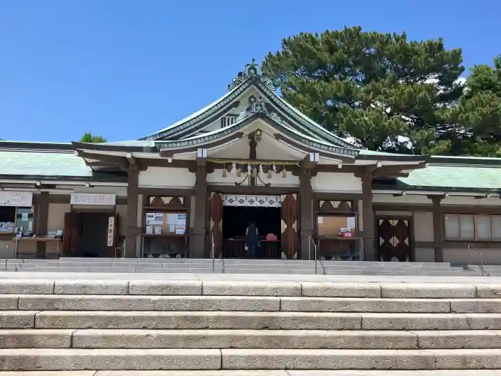 亀山八幡宮の{uncategorized: "未分類", other: "その他", undefined: "問題あり", building: "その他建物", grave: "お墓", sacred_gate: "鳥居", guardian: "狛犬", statue: "像", buddha: "仏像", history: "歴史", nature: "自然", garden: "庭園", animal: "動物", pagoda: "塔", temizu: "手水舎", mountain_gate: "山門・神門", sanctuary: "本殿・本堂", subordinate: "末社・摂社", art: "芸術", scenery: "景色", jizo: "地蔵", ema: "絵馬", goshuin: "御朱印", omikuji: "おみくじ", items: "授与品その他", amulet: "お守り", goshuincho: "御朱印帳", eats: "食事", festival: "お祭り", votive_dance: "神楽", shichigosan: "七五三参", wedding: "結婚式", experience: "体験その他", initially: "初詣", around: "周辺", anti_infection: "感染症対策"}