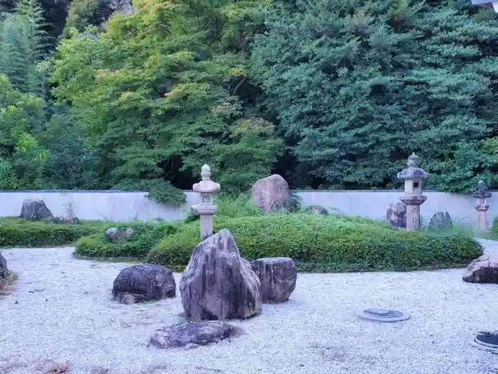 公智神社の庭園