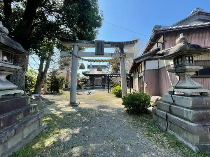 春日神社(飯)の{uncategorized: "未分類", other: "その他", undefined: "問題あり", building: "その他建物", grave: "お墓", sacred_gate: "鳥居", guardian: "狛犬", statue: "像", buddha: "仏像", history: "歴史", nature: "自然", garden: "庭園", animal: "動物", pagoda: "塔", temizu: "手水舎", mountain_gate: "山門・神門", sanctuary: "本殿・本堂", subordinate: "末社・摂社", art: "芸術", scenery: "景色", jizo: "地蔵", ema: "絵馬", goshuin: "御朱印", omikuji: "おみくじ", items: "授与品その他", amulet: "お守り", goshuincho: "御朱印帳", eats: "食事", festival: "お祭り", votive_dance: "神楽", shichigosan: "七五三参", wedding: "結婚式", experience: "体験その他", initially: "初詣", around: "周辺", anti_infection: "感染症対策"}