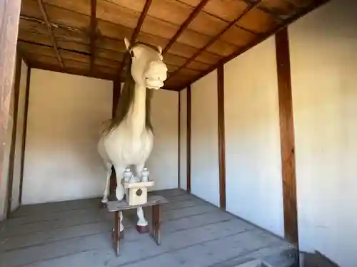 鳥出神社の像