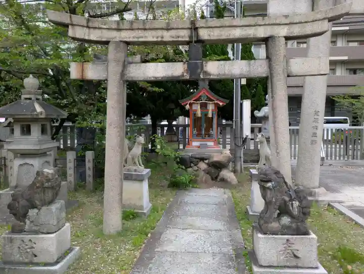 土佐稲荷神社の{uncategorized: "未分類", other: "その他", undefined: "問題あり", building: "その他建物", grave: "お墓", sacred_gate: "鳥居", guardian: "狛犬", statue: "像", buddha: "仏像", history: "歴史", nature: "自然", garden: "庭園", animal: "動物", pagoda: "塔", temizu: "手水舎", mountain_gate: "山門・神門", sanctuary: "本殿・本堂", subordinate: "末社・摂社", art: "芸術", scenery: "景色", jizo: "地蔵", ema: "絵馬", goshuin: "御朱印", omikuji: "おみくじ", items: "授与品その他", amulet: "お守り", goshuincho: "御朱印帳", eats: "食事", festival: "お祭り", votive_dance: "神楽", shichigosan: "七五三参", wedding: "結婚式", experience: "体験その他", initially: "初詣", around: "周辺", anti_infection: "感染症対策"}