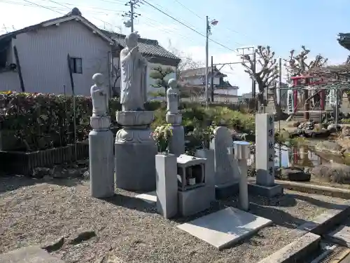 本覚寺の{uncategorized: "未分類", other: "その他", undefined: "問題あり", building: "その他建物", grave: "お墓", sacred_gate: "鳥居", guardian: "狛犬", statue: "像", buddha: "仏像", history: "歴史", nature: "自然", garden: "庭園", animal: "動物", pagoda: "塔", temizu: "手水舎", mountain_gate: "山門・神門", sanctuary: "本殿・本堂", subordinate: "末社・摂社", art: "芸術", scenery: "景色", jizo: "地蔵", ema: "絵馬", goshuin: "御朱印", omikuji: "おみくじ", items: "授与品その他", amulet: "お守り", goshuincho: "御朱印帳", eats: "食事", festival: "お祭り", votive_dance: "神楽", shichigosan: "七五三参", wedding: "結婚式", experience: "体験その他", initially: "初詣", around: "周辺", anti_infection: "感染症対策"}
