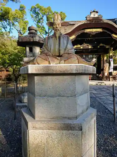 豊国神社の像