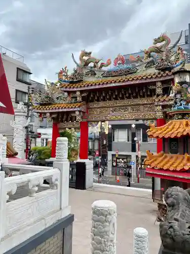 横濱関帝廟の山門・神門