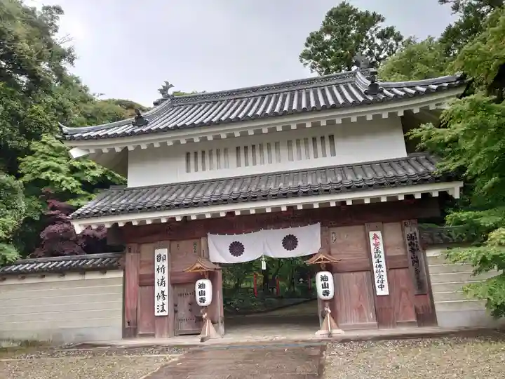 目の霊山 油山寺の本殿・本堂
