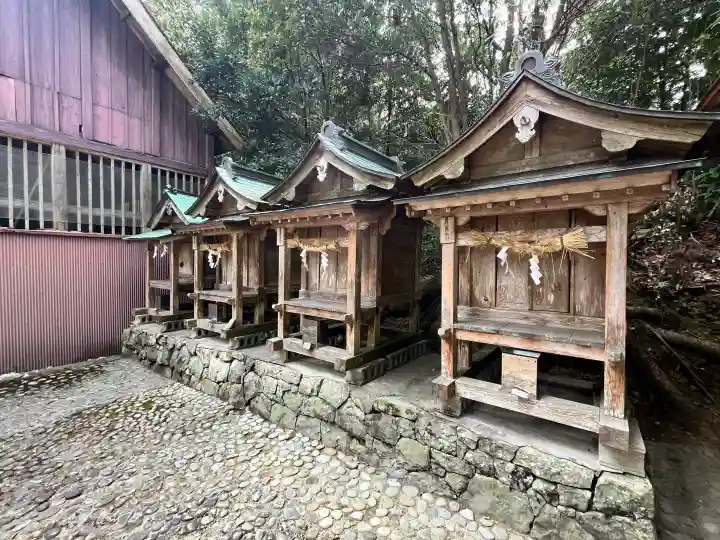 吉田八幡神社の{uncategorized: "未分類", other: "その他", undefined: "問題あり", building: "その他建物", grave: "お墓", sacred_gate: "鳥居", guardian: "狛犬", statue: "像", buddha: "仏像", history: "歴史", nature: "自然", garden: "庭園", animal: "動物", pagoda: "塔", temizu: "手水舎", mountain_gate: "山門・神門", sanctuary: "本殿・本堂", subordinate: "末社・摂社", art: "芸術", scenery: "景色", jizo: "地蔵", ema: "絵馬", goshuin: "御朱印", omikuji: "おみくじ", items: "授与品その他", amulet: "お守り", goshuincho: "御朱印帳", eats: "食事", festival: "お祭り", votive_dance: "神楽", shichigosan: "七五三参", wedding: "結婚式", experience: "体験その他", initially: "初詣", around: "周辺", anti_infection: "感染症対策"}