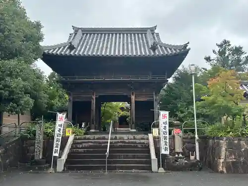 曹源寺の山門