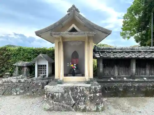 大日寺の{uncategorized: "未分類", other: "その他", undefined: "問題あり", building: "その他建物", grave: "お墓", sacred_gate: "鳥居", guardian: "狛犬", statue: "像", buddha: "仏像", history: "歴史", nature: "自然", garden: "庭園", animal: "動物", pagoda: "塔", temizu: "手水舎", mountain_gate: "山門・神門", sanctuary: "本殿・本堂", subordinate: "末社・摂社", art: "芸術", scenery: "景色", jizo: "地蔵", ema: "絵馬", goshuin: "御朱印", omikuji: "おみくじ", items: "授与品その他", amulet: "お守り", goshuincho: "御朱印帳", eats: "食事", festival: "お祭り", votive_dance: "神楽", shichigosan: "七五三参", wedding: "結婚式", experience: "体験その他", initially: "初詣", around: "周辺", anti_infection: "感染症対策"}