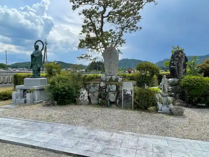最澄院西願寺の{uncategorized: "未分類", other: "その他", undefined: "問題あり", building: "その他建物", grave: "お墓", sacred_gate: "鳥居", guardian: "狛犬", statue: "像", buddha: "仏像", history: "歴史", nature: "自然", garden: "庭園", animal: "動物", pagoda: "塔", temizu: "手水舎", mountain_gate: "山門・神門", sanctuary: "本殿・本堂", subordinate: "末社・摂社", art: "芸術", scenery: "景色", jizo: "地蔵", ema: "絵馬", goshuin: "御朱印", omikuji: "おみくじ", items: "授与品その他", amulet: "お守り", goshuincho: "御朱印帳", eats: "食事", festival: "お祭り", votive_dance: "神楽", shichigosan: "七五三参", wedding: "結婚式", experience: "体験その他", initially: "初詣", around: "周辺", anti_infection: "感染症対策"}