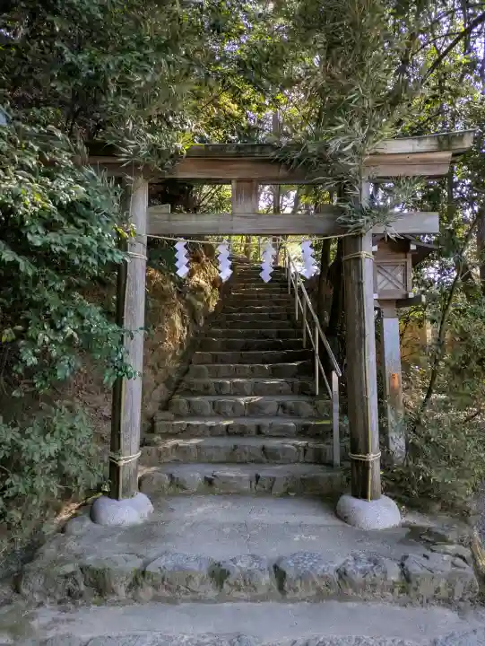 天皇社(大神神社末社)の{uncategorized: "未分類", other: "その他", undefined: "問題あり", building: "その他建物", grave: "お墓", sacred_gate: "鳥居", guardian: "狛犬", statue: "像", buddha: "仏像", history: "歴史", nature: "自然", garden: "庭園", animal: "動物", pagoda: "塔", temizu: "手水舎", mountain_gate: "山門・神門", sanctuary: "本殿・本堂", subordinate: "末社・摂社", art: "芸術", scenery: "景色", jizo: "地蔵", ema: "絵馬", goshuin: "御朱印", omikuji: "おみくじ", items: "授与品その他", amulet: "お守り", goshuincho: "御朱印帳", eats: "食事", festival: "お祭り", votive_dance: "神楽", shichigosan: "七五三参", wedding: "結婚式", experience: "体験その他", initially: "初詣", around: "周辺", anti_infection: "感染症対策"}