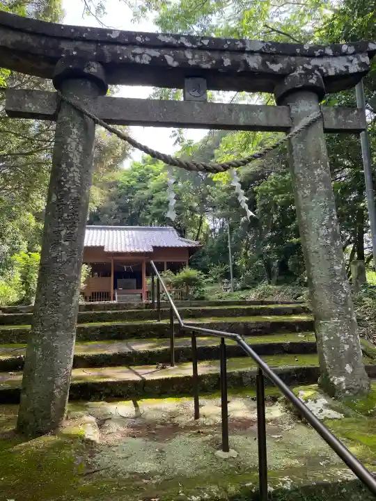 知賀王神社の{uncategorized: "未分類", other: "その他", undefined: "問題あり", building: "その他建物", grave: "お墓", sacred_gate: "鳥居", guardian: "狛犬", statue: "像", buddha: "仏像", history: "歴史", nature: "自然", garden: "庭園", animal: "動物", pagoda: "塔", temizu: "手水舎", mountain_gate: "山門・神門", sanctuary: "本殿・本堂", subordinate: "末社・摂社", art: "芸術", scenery: "景色", jizo: "地蔵", ema: "絵馬", goshuin: "御朱印", omikuji: "おみくじ", items: "授与品その他", amulet: "お守り", goshuincho: "御朱印帳", eats: "食事", festival: "お祭り", votive_dance: "神楽", shichigosan: "七五三参", wedding: "結婚式", experience: "体験その他", initially: "初詣", around: "周辺", anti_infection: "感染症対策"}