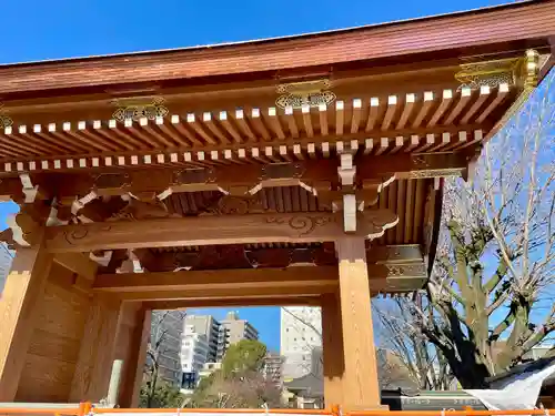 霊巌寺の山門