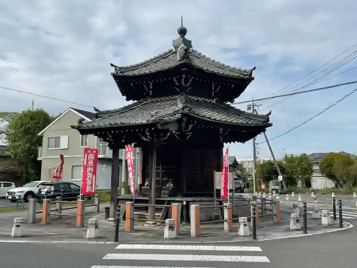 六角堂の{uncategorized: "未分類", other: "その他", undefined: "問題あり", building: "その他建物", grave: "お墓", sacred_gate: "鳥居", guardian: "狛犬", statue: "像", buddha: "仏像", history: "歴史", nature: "自然", garden: "庭園", animal: "動物", pagoda: "塔", temizu: "手水舎", mountain_gate: "山門・神門", sanctuary: "本殿・本堂", subordinate: "末社・摂社", art: "芸術", scenery: "景色", jizo: "地蔵", ema: "絵馬", goshuin: "御朱印", omikuji: "おみくじ", items: "授与品その他", amulet: "お守り", goshuincho: "御朱印帳", eats: "食事", festival: "お祭り", votive_dance: "神楽", shichigosan: "七五三参", wedding: "結婚式", experience: "体験その他", initially: "初詣", around: "周辺", anti_infection: "感染症対策"}