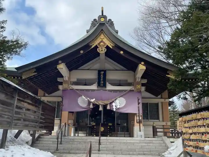 彌彦神社 (伊夜日子神社)の{uncategorized: "未分類", other: "その他", undefined: "問題あり", building: "その他建物", grave: "お墓", sacred_gate: "鳥居", guardian: "狛犬", statue: "像", buddha: "仏像", history: "歴史", nature: "自然", garden: "庭園", animal: "動物", pagoda: "塔", temizu: "手水舎", mountain_gate: "山門・神門", sanctuary: "本殿・本堂", subordinate: "末社・摂社", art: "芸術", scenery: "景色", jizo: "地蔵", ema: "絵馬", goshuin: "御朱印", omikuji: "おみくじ", items: "授与品その他", amulet: "お守り", goshuincho: "御朱印帳", eats: "食事", festival: "お祭り", votive_dance: "神楽", shichigosan: "七五三参", wedding: "結婚式", experience: "体験その他", initially: "初詣", around: "周辺", anti_infection: "感染症対策"}