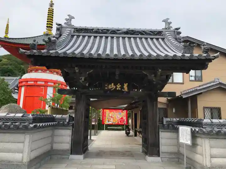 八浄寺の{uncategorized: "未分類", other: "その他", undefined: "問題あり", building: "その他建物", grave: "お墓", sacred_gate: "鳥居", guardian: "狛犬", statue: "像", buddha: "仏像", history: "歴史", nature: "自然", garden: "庭園", animal: "動物", pagoda: "塔", temizu: "手水舎", mountain_gate: "山門・神門", sanctuary: "本殿・本堂", subordinate: "末社・摂社", art: "芸術", scenery: "景色", jizo: "地蔵", ema: "絵馬", goshuin: "御朱印", omikuji: "おみくじ", items: "授与品その他", amulet: "お守り", goshuincho: "御朱印帳", eats: "食事", festival: "お祭り", votive_dance: "神楽", shichigosan: "七五三参", wedding: "結婚式", experience: "体験その他", initially: "初詣", around: "周辺", anti_infection: "感染症対策"}