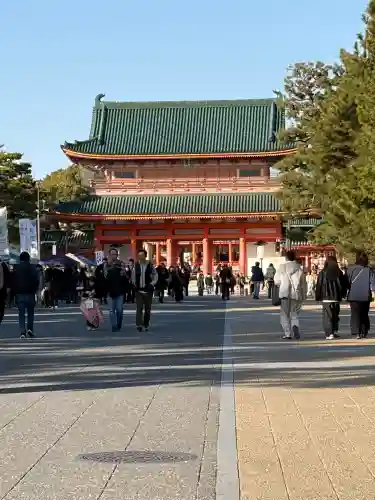 平安神宮の{uncategorized: "未分類", other: "その他", undefined: "問題あり", building: "その他建物", grave: "お墓", sacred_gate: "鳥居", guardian: "狛犬", statue: "像", buddha: "仏像", history: "歴史", nature: "自然", garden: "庭園", animal: "動物", pagoda: "塔", temizu: "手水舎", mountain_gate: "山門・神門", sanctuary: "本殿・本堂", subordinate: "末社・摂社", art: "芸術", scenery: "景色", jizo: "地蔵", ema: "絵馬", goshuin: "御朱印", omikuji: "おみくじ", items: "授与品その他", amulet: "お守り", goshuincho: "御朱印帳", eats: "食事", festival: "お祭り", votive_dance: "神楽", shichigosan: "七五三参", wedding: "結婚式", experience: "体験その他", initially: "初詣", around: "周辺", anti_infection: "感染症対策"}