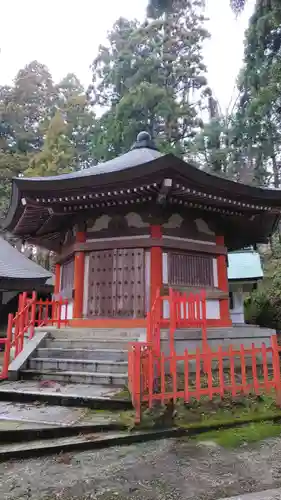 日石寺の本殿