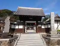 埼玉厄除け開運大師・龍泉寺(切り絵御朱印発祥の寺)の山門・神門