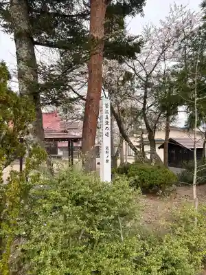 熊野神社の{uncategorized: "未分類", other: "その他", undefined: "問題あり", building: "その他建物", grave: "お墓", sacred_gate: "鳥居", guardian: "狛犬", statue: "像", buddha: "仏像", history: "歴史", nature: "自然", garden: "庭園", animal: "動物", pagoda: "塔", temizu: "手水舎", mountain_gate: "山門・神門", sanctuary: "本殿・本堂", subordinate: "末社・摂社", art: "芸術", scenery: "景色", jizo: "地蔵", ema: "絵馬", goshuin: "御朱印", omikuji: "おみくじ", items: "授与品その他", amulet: "お守り", goshuincho: "御朱印帳", eats: "食事", festival: "お祭り", votive_dance: "神楽", shichigosan: "七五三参", wedding: "結婚式", experience: "体験その他", initially: "初詣", around: "周辺", anti_infection: "感染症対策"}