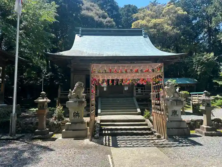 草薙神社の{uncategorized: "未分類", other: "その他", undefined: "問題あり", building: "その他建物", grave: "お墓", sacred_gate: "鳥居", guardian: "狛犬", statue: "像", buddha: "仏像", history: "歴史", nature: "自然", garden: "庭園", animal: "動物", pagoda: "塔", temizu: "手水舎", mountain_gate: "山門・神門", sanctuary: "本殿・本堂", subordinate: "末社・摂社", art: "芸術", scenery: "景色", jizo: "地蔵", ema: "絵馬", goshuin: "御朱印", omikuji: "おみくじ", items: "授与品その他", amulet: "お守り", goshuincho: "御朱印帳", eats: "食事", festival: "お祭り", votive_dance: "神楽", shichigosan: "七五三参", wedding: "結婚式", experience: "体験その他", initially: "初詣", around: "周辺", anti_infection: "感染症対策"}