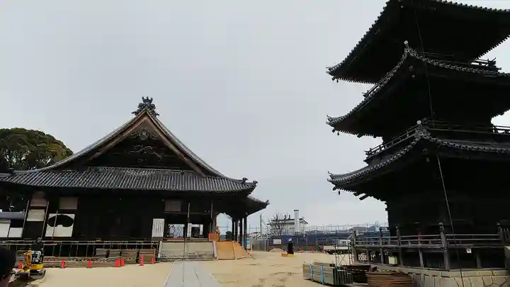 西大寺の本殿・本堂