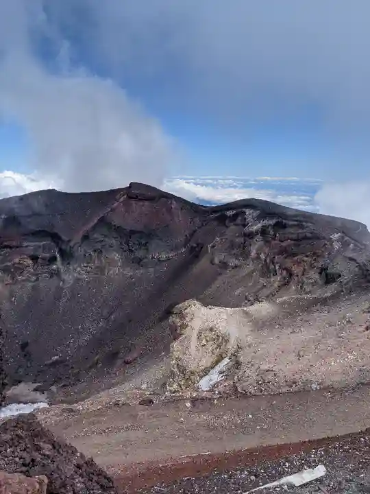 富士山頂上浅間大社奥宮の景色