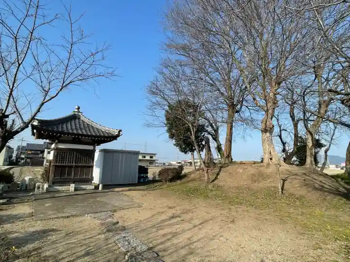 地蔵堂(千僧供古墳 地蔵尊)の{uncategorized: "未分類", other: "その他", undefined: "問題あり", building: "その他建物", grave: "お墓", sacred_gate: "鳥居", guardian: "狛犬", statue: "像", buddha: "仏像", history: "歴史", nature: "自然", garden: "庭園", animal: "動物", pagoda: "塔", temizu: "手水舎", mountain_gate: "山門・神門", sanctuary: "本殿・本堂", subordinate: "末社・摂社", art: "芸術", scenery: "景色", jizo: "地蔵", ema: "絵馬", goshuin: "御朱印", omikuji: "おみくじ", items: "授与品その他", amulet: "お守り", goshuincho: "御朱印帳", eats: "食事", festival: "お祭り", votive_dance: "神楽", shichigosan: "七五三参", wedding: "結婚式", experience: "体験その他", initially: "初詣", around: "周辺", anti_infection: "感染症対策"}