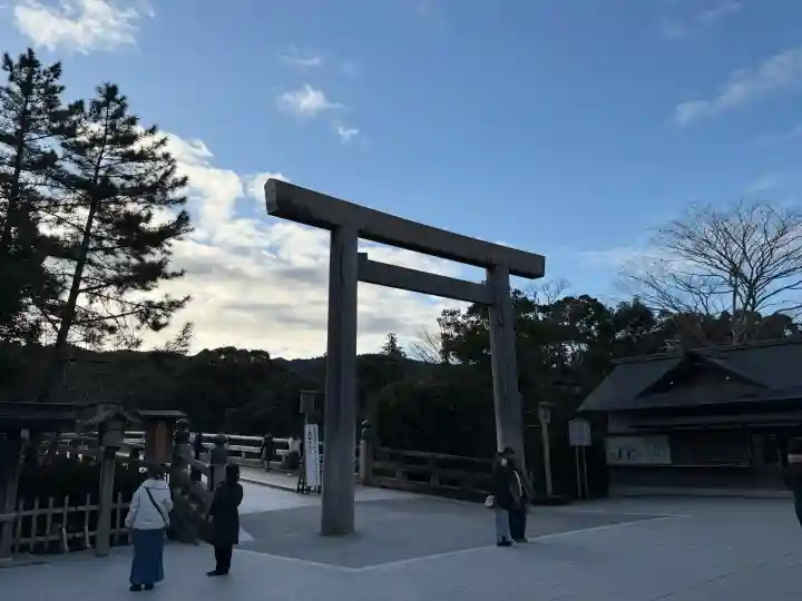 伊勢神宮内宮(皇大神宮)の{uncategorized: "未分類", other: "その他", undefined: "問題あり", building: "その他建物", grave: "お墓", sacred_gate: "鳥居", guardian: "狛犬", statue: "像", buddha: "仏像", history: "歴史", nature: "自然", garden: "庭園", animal: "動物", pagoda: "塔", temizu: "手水舎", mountain_gate: "山門・神門", sanctuary: "本殿・本堂", subordinate: "末社・摂社", art: "芸術", scenery: "景色", jizo: "地蔵", ema: "絵馬", goshuin: "御朱印", omikuji: "おみくじ", items: "授与品その他", amulet: "お守り", goshuincho: "御朱印帳", eats: "食事", festival: "お祭り", votive_dance: "神楽", shichigosan: "七五三参", wedding: "結婚式", experience: "体験その他", initially: "初詣", around: "周辺", anti_infection: "感染症対策"}